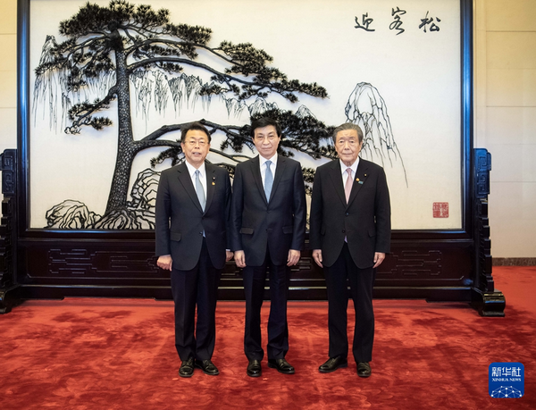 王沪宁会见日本执政党代表团_缩小大小.jpg